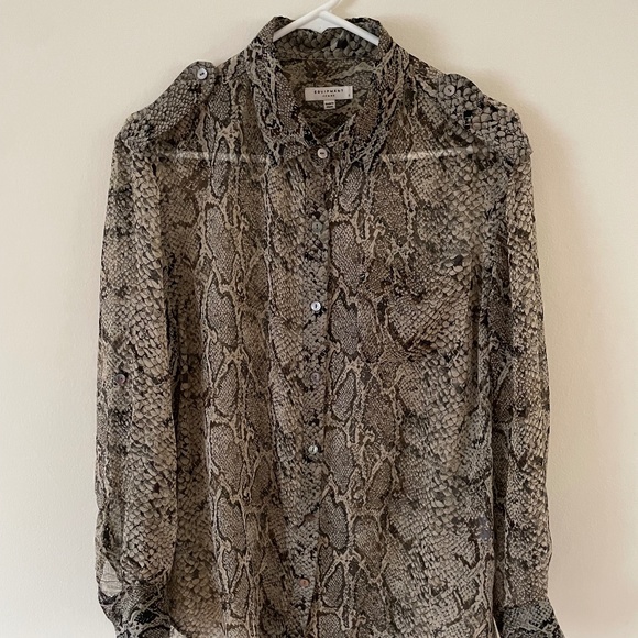 Equipment - Beige Snake Print 100% Silk Long Sleeve Button-up Blouse, Size S - Picture 1 of 4